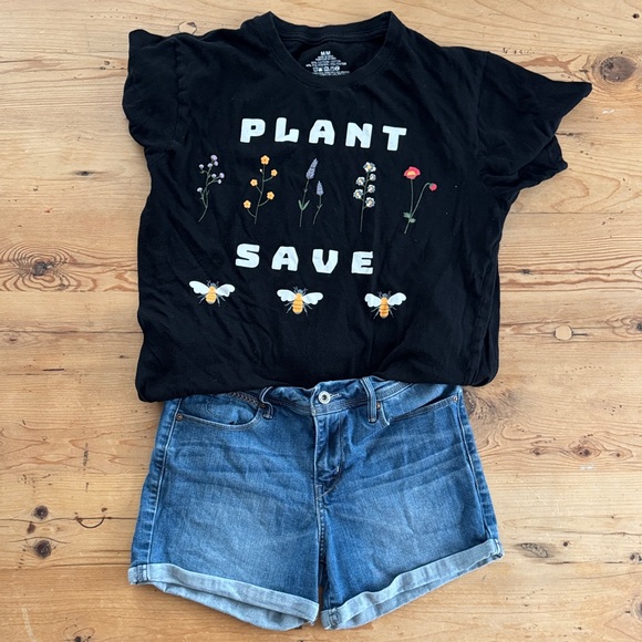 Levi  Denim Shorts with adorable plant saves bees shirt / complete outfit - Picture 1 of 6
